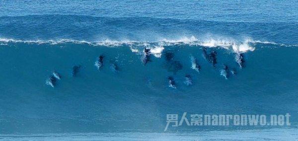 为了除静电,我把门口的墙都摸黑了……