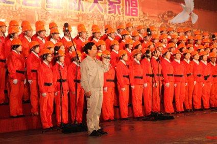云南镇雄山体滑坡20多天前有村民发视频示警：山顶现长裂缝宽数十厘米