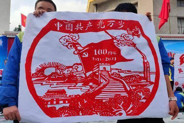 广州队官方社媒致谢球迷会租走冠军奖杯:广州队,硬虎赢!