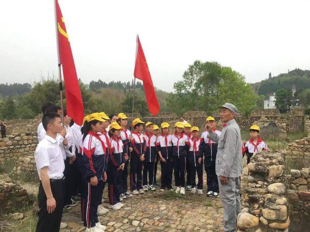 腊月三十除夕夜，“守完岁别急睡，枕下两物来年富”，指哪2物？