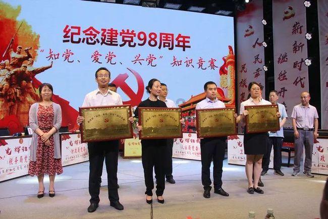 康熙来到孔子墓前,看见碑文迟迟不跪,大臣遮住一字,他立刻下跪