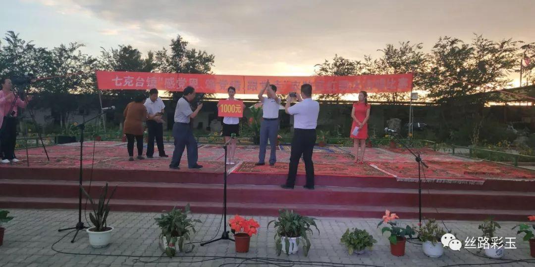 古月追悼会:6米长挽联,女儿亲吻遗像,300名广州市民送行