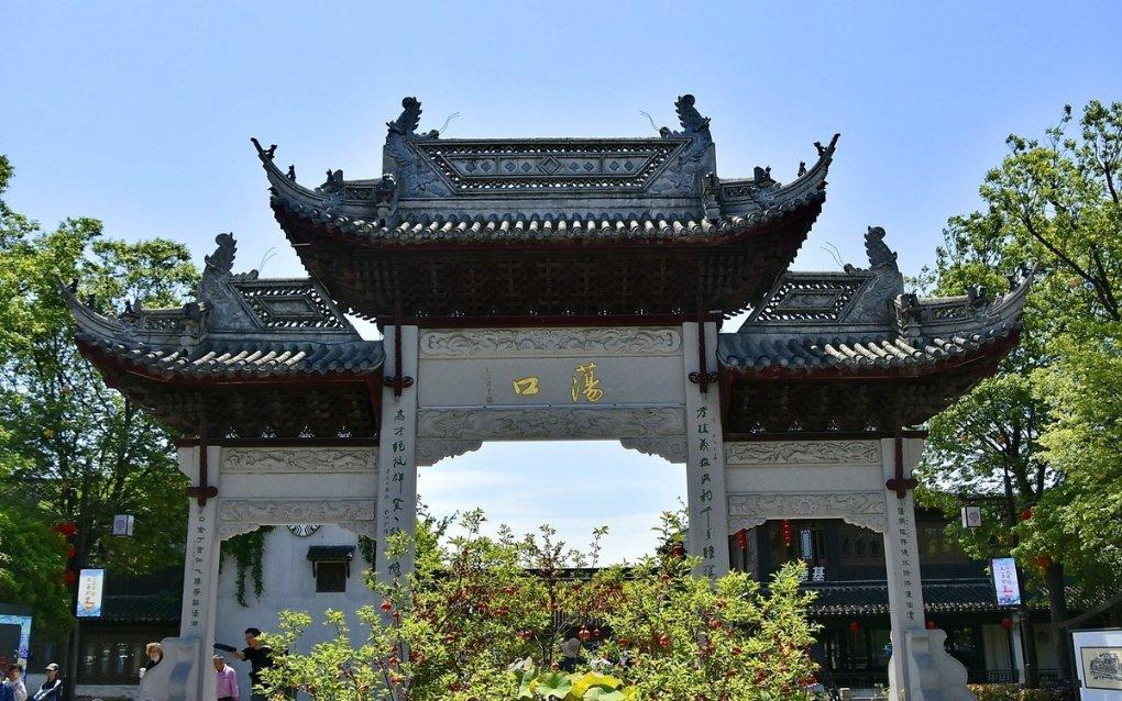 大型警车找轮胎